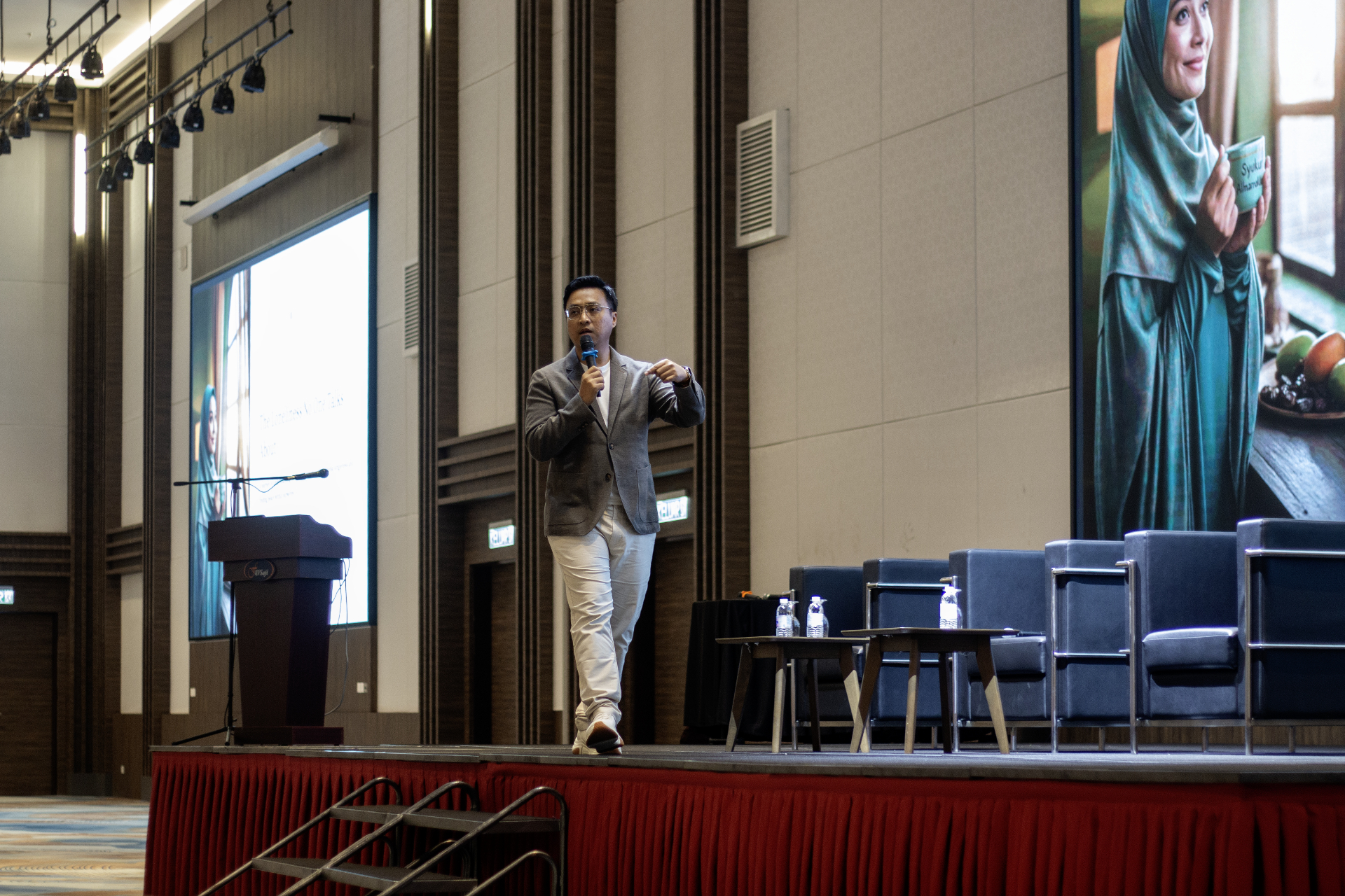 Mizi Wahid speaking at a leadership event