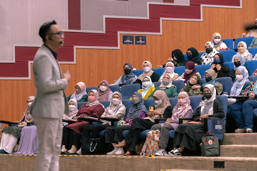 Mizi addressing an auditorium
